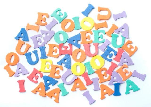 production de contenu Collection of plastic vowels